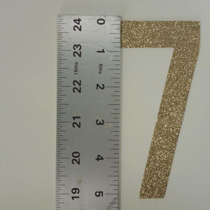 Grandes taille découpée avec des matrices 5" de scintillement du numéro sept d'or par lettres de papier * 2,3"