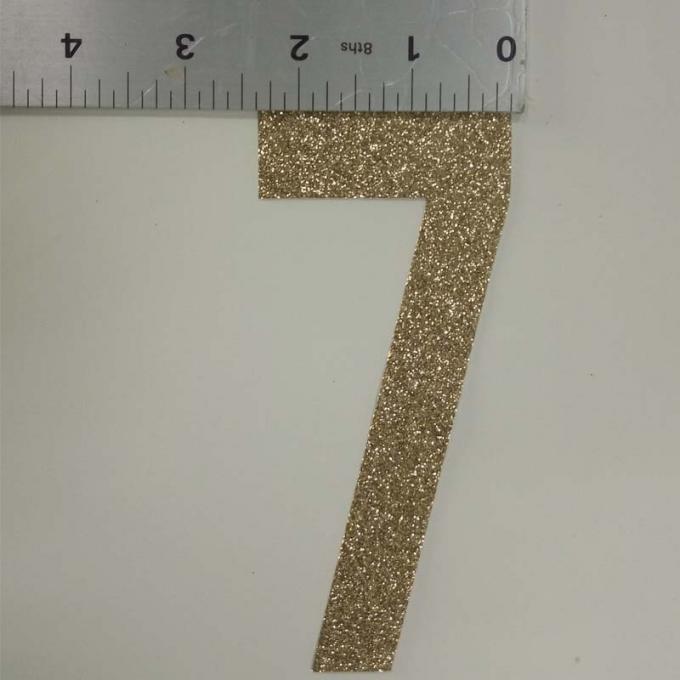 Grandes taille découpée avec des matrices 5" de scintillement du numéro sept d'or par lettres de papier * 2,3"