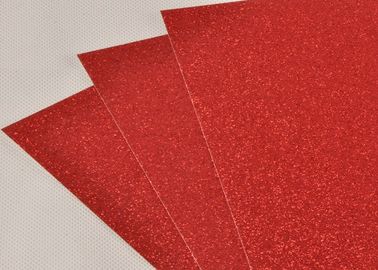 Chine En décorant le scintillement 300gsm rouge empaquetez l'épaisseur de 0.5mm pour épouser l'invitation fournisseur