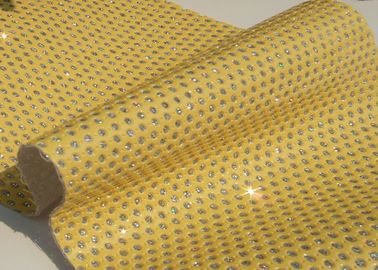 Chine Bon Handfeeling a perforé la couleur adaptée aux besoins du client par tissu matériel en cuir fournisseur