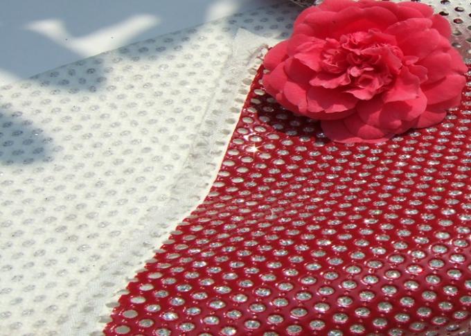 Tissu perforé rouge lumineux d'Alcantara, tissu perforé de polyester de cuir de miroir d'unité centrale